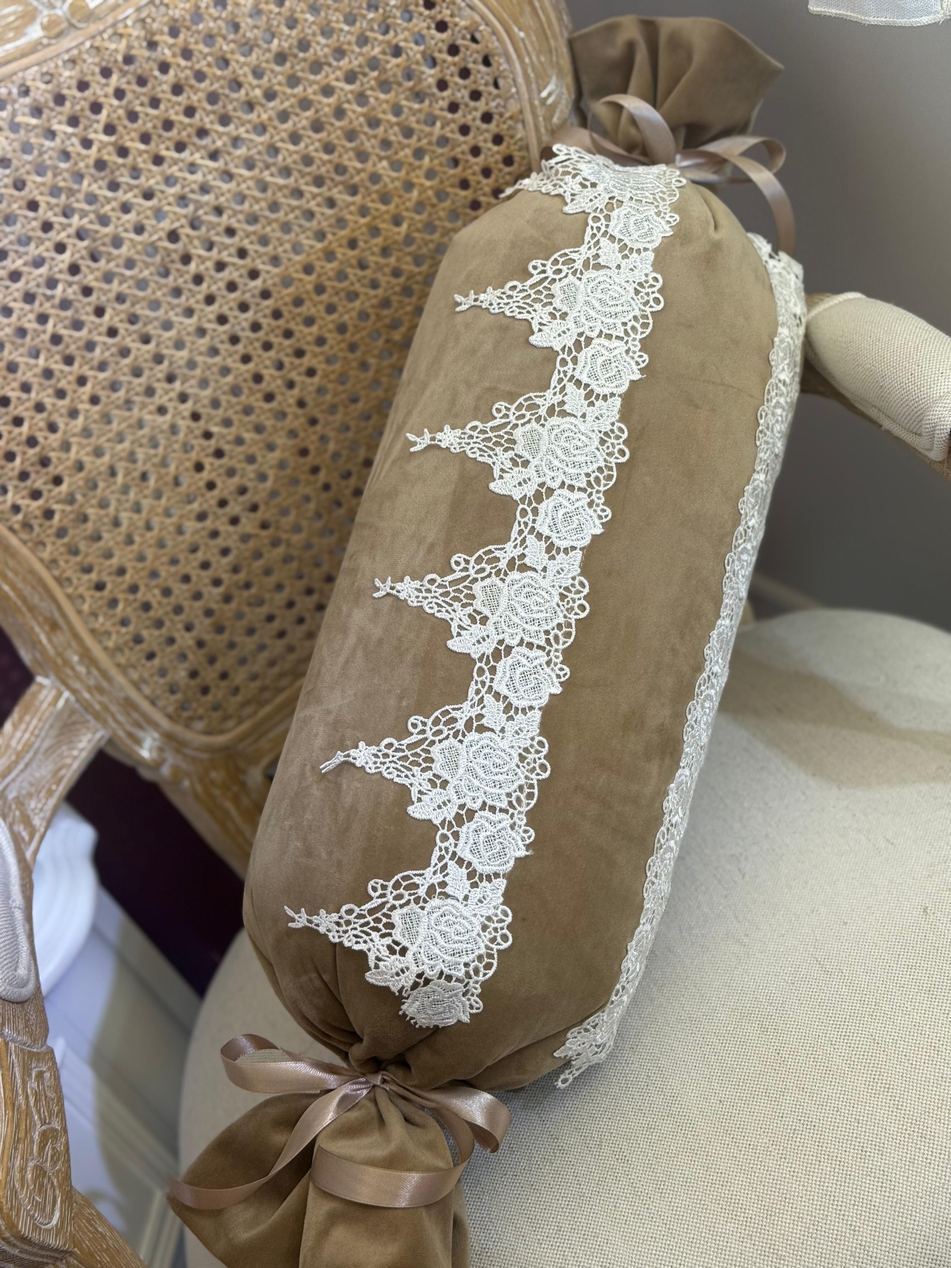 Cuscino caramella in velluto tortora con pizzo rebrode' - 65 cm